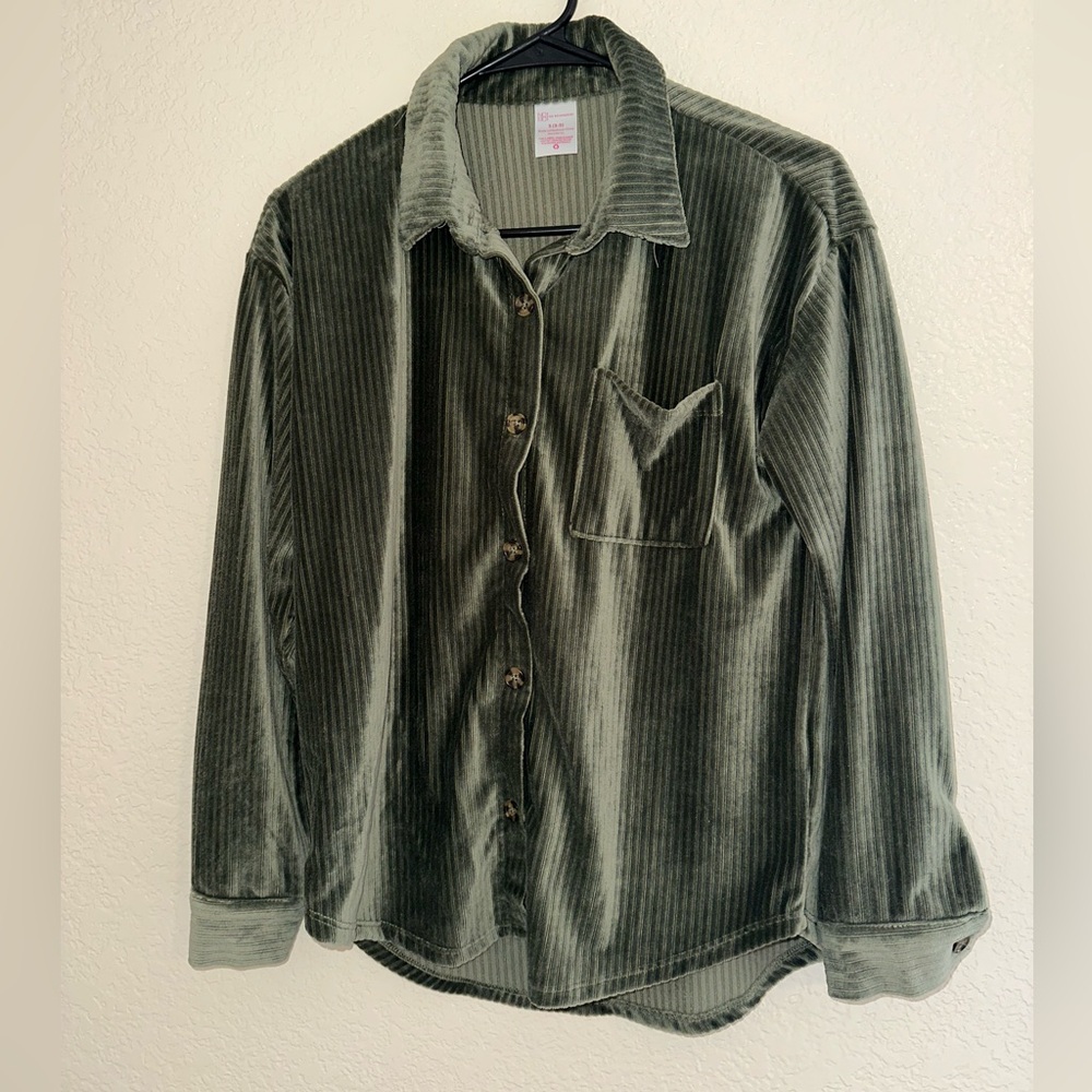 Woman’s No Boundaries Green Blouse Relaxed Fit